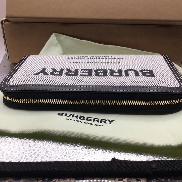 BURBERRY HORSEFERRY, NWT, FULL ZIP WALLET, NO FLAWS - Picture 6 of 16